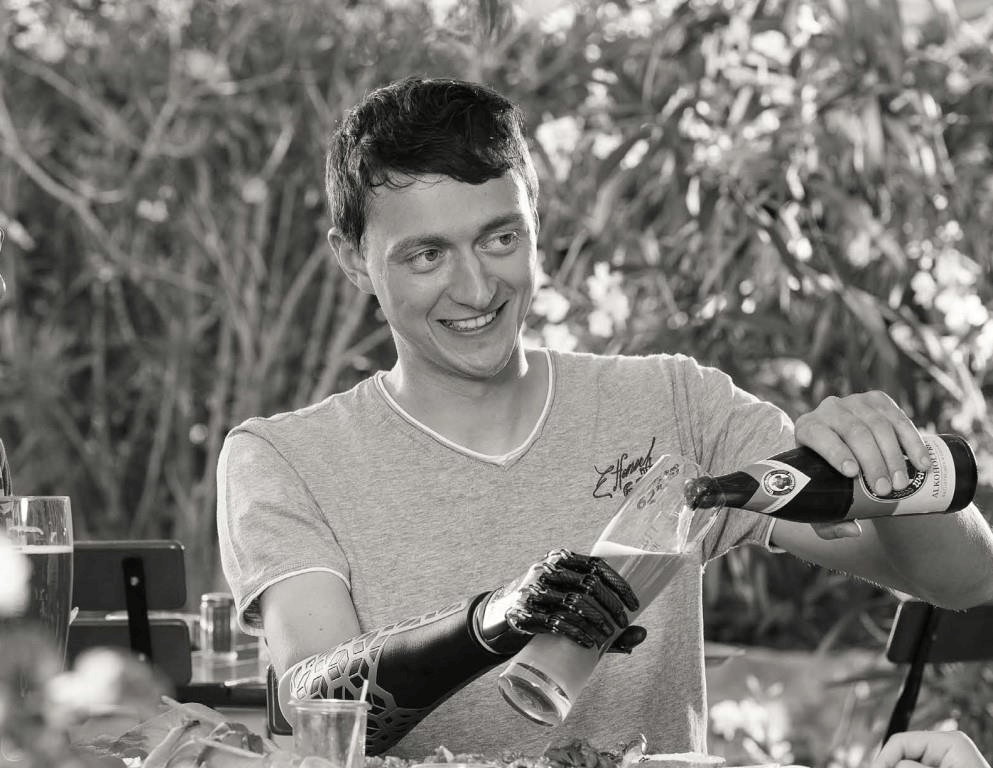 Muž nalieva pivo do pohára