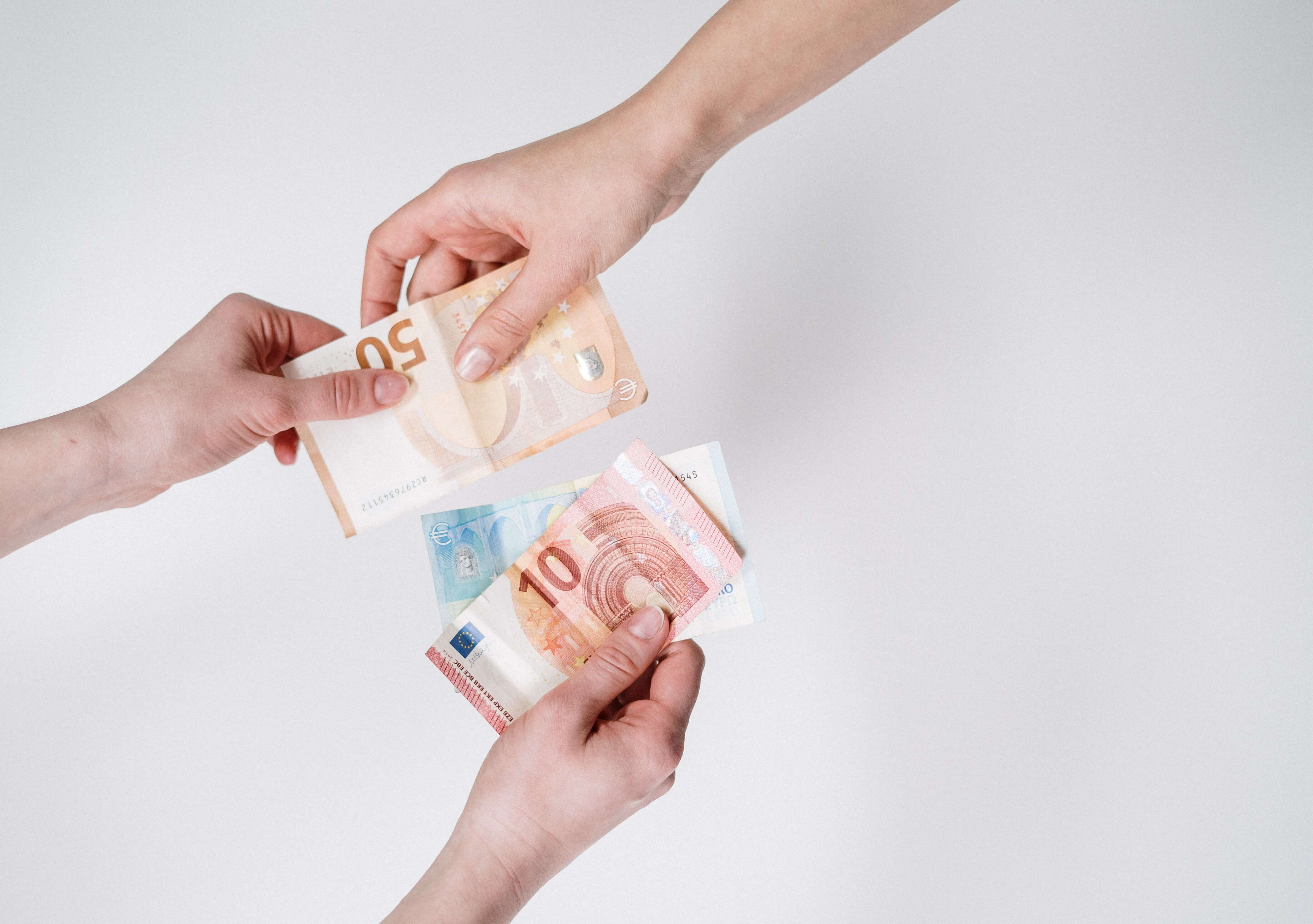 Ruky podávajúce si bankovky - Eurá