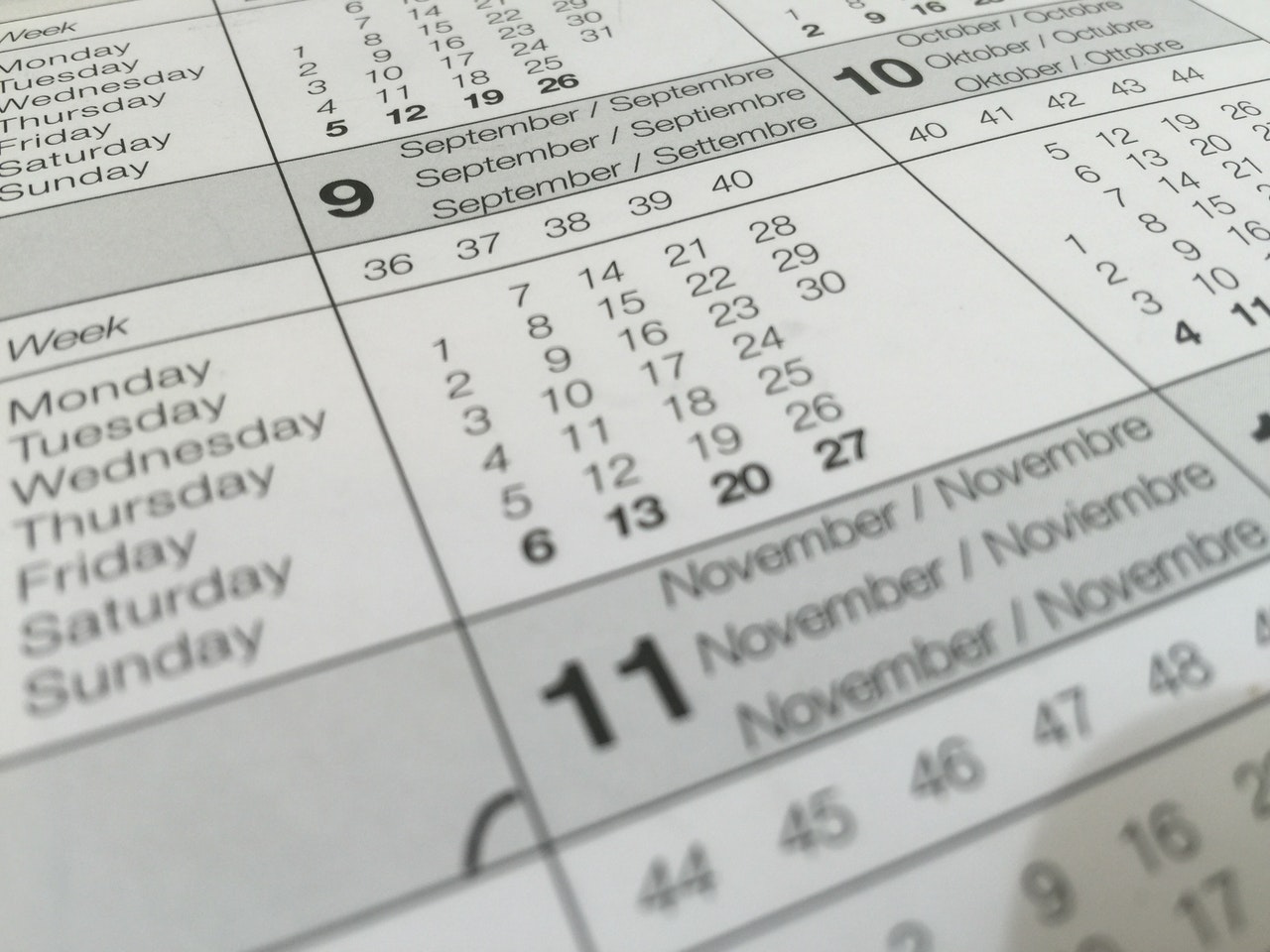 Papierový kalendár s priblíženým novembrom