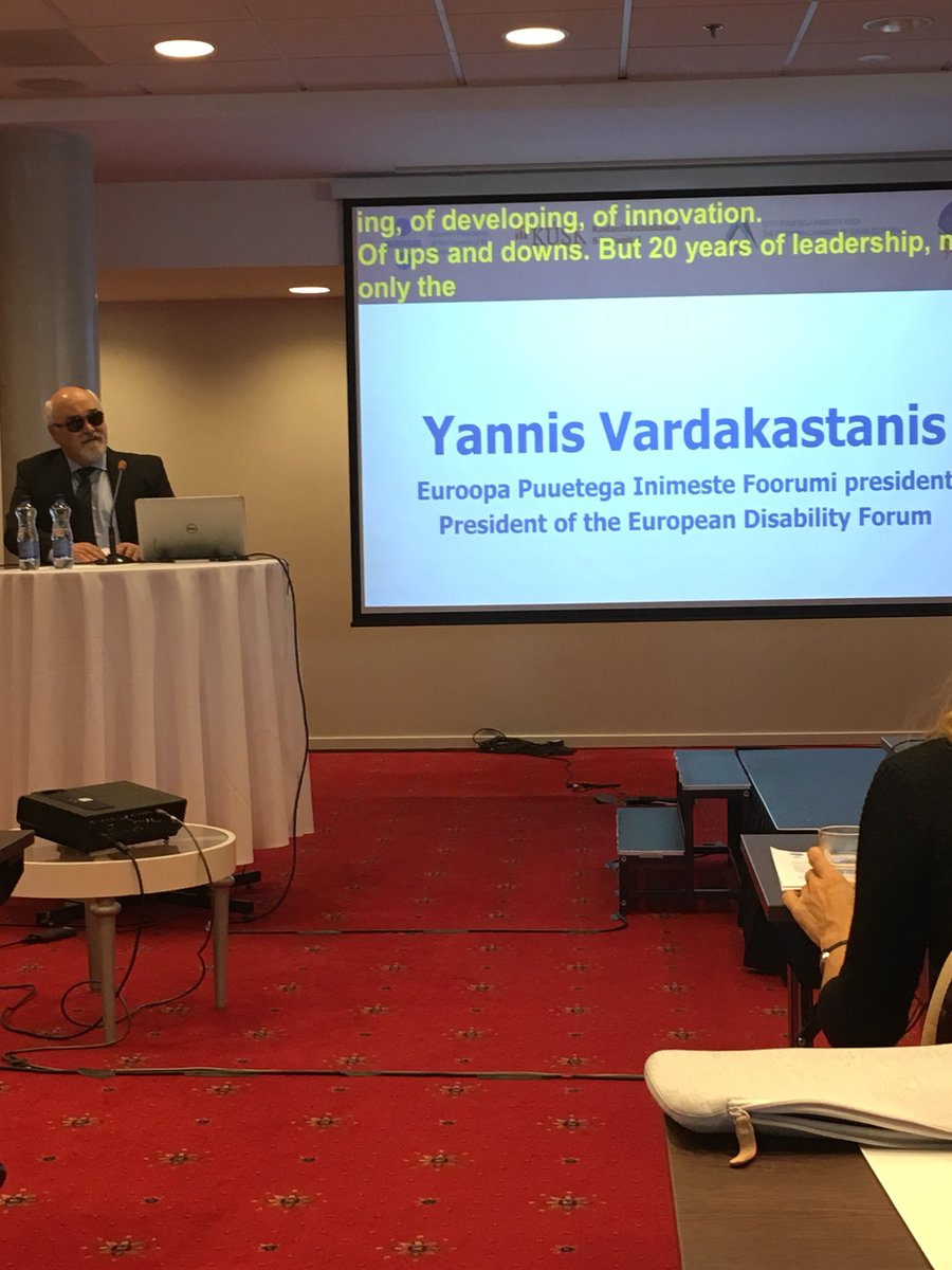 Predseda EDF Yannis Vardakastanis stojaci za rečníckym pultom