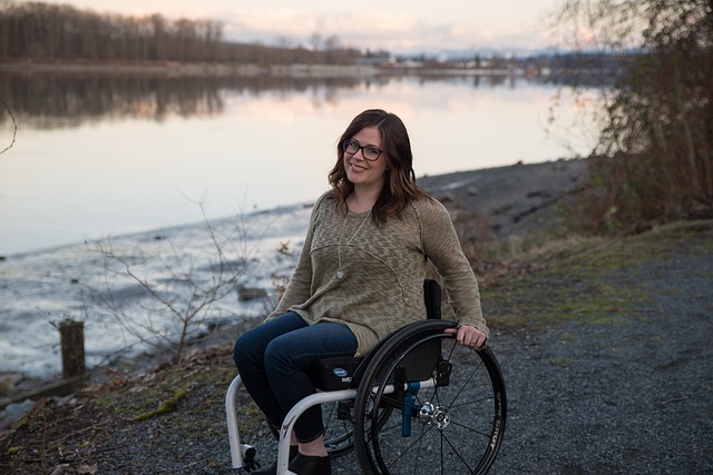 Usmievajúca sa žena na invalidnom vozíku