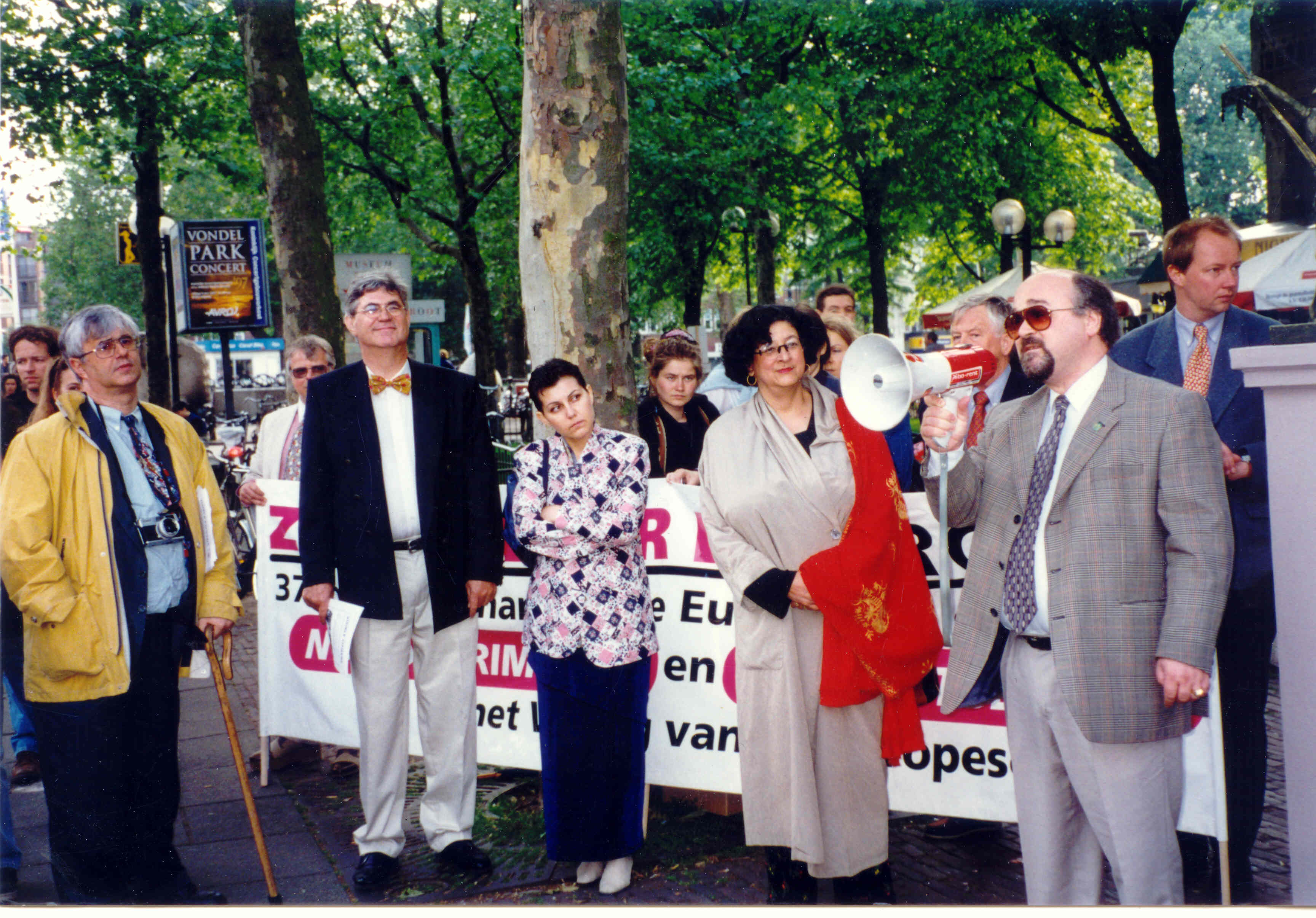 Účastníci demonštrácie za práva zdravotne postihnutých ľudí, jeden účastník drží v ruke megafón