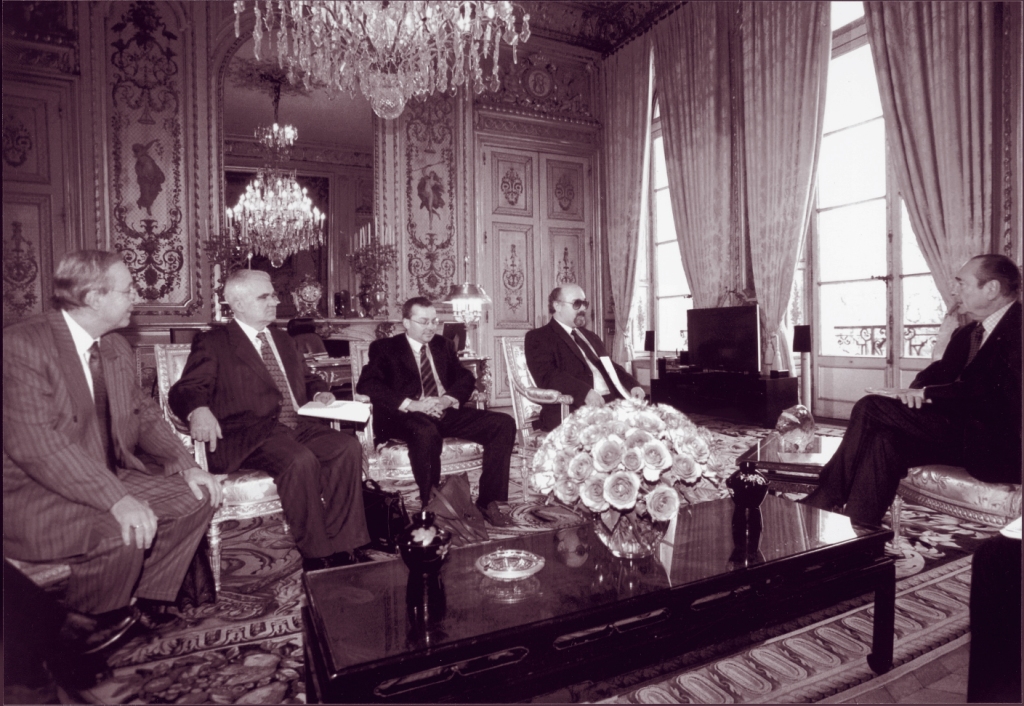 Jacques Chirac s účastníkmi demonštrácie sedia za stolom