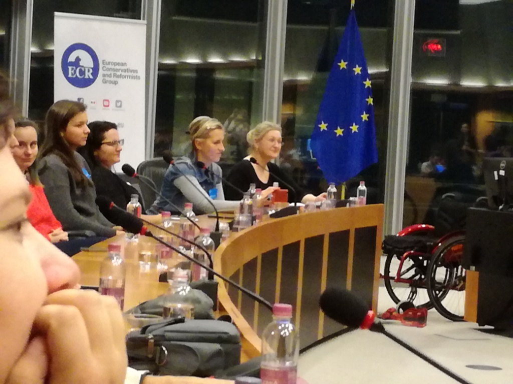 Účastníci zasadnutia Štvrtého Európskeho parlamentu ľudí so zdravotným postihnutím