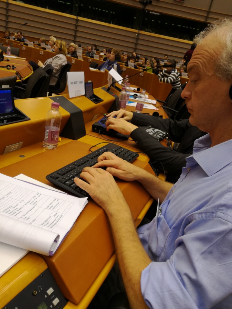 Účastníci zasadnutia Štvrtého Európskeho parlamentu ľudí so zdravotným postihnutím